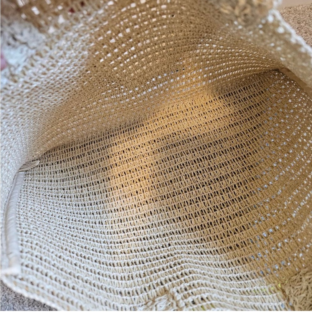Burberry Cream Tote Bag with Structured Design and Woven Texture - Picture 2 of 3